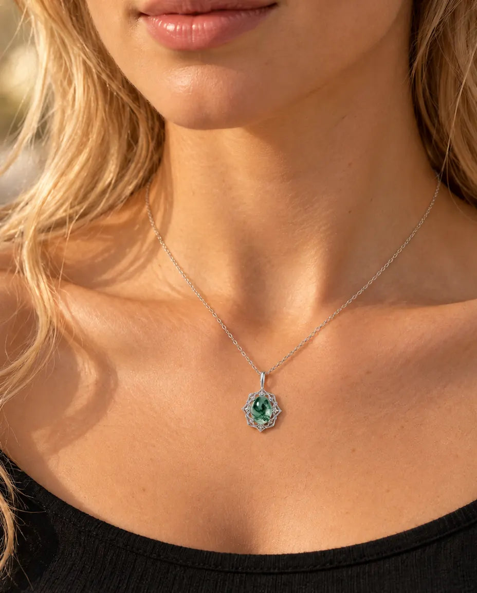 Vintage Moss Agate Pendant Necklace in 925 Sterling Silver - worn on a model, close-up at the collarbone