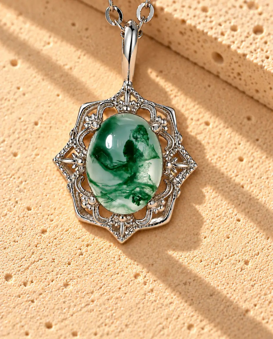 Vintage Moss Agate Pendant Necklace in 925 Sterling Silver - close-up of the moss agate and its setting